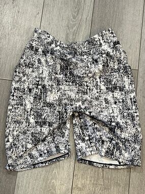 Lulu monochrome textured athletic shorts for men